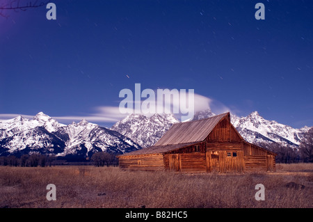 Écurie de montagnes Grand Tetons Wyoming la nuit en pleine lumière de Lune Rocheuses Horiztonal Hort Banque D'Images