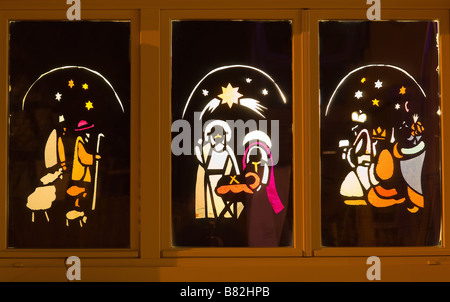 Sapin NOËL CRÈCHES DE WINDOWS AVEC LE TEMPS DE L'AVENT DE NUIT ALSACE FRANCE EUROPE Banque D'Images