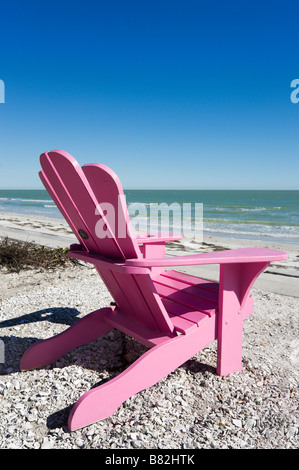 Chaise longue en bois sur la plage à adopter une grille, St Pete Beach, la Côte du Golfe, Florida, USA Banque D'Images