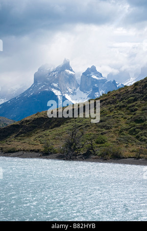 Rio Paine avec le "cornes" en arrière-plan, Torres del Paine Banque D'Images