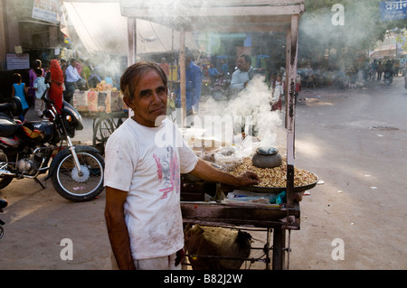 Arachides savoureux en vente dans une rue animée de l'Inde. Banque D'Images