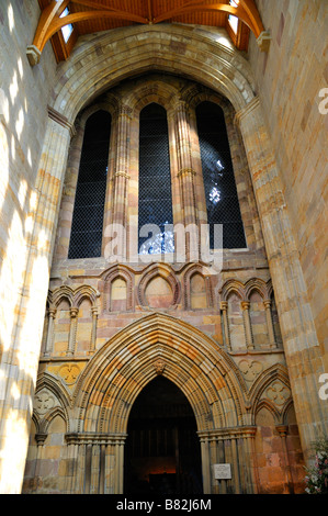 L'église du prieuré dans les ruines historiques de l'ancien prieuré augustinien de St Mary et St Cuthbert à Bolton Abbey, Yorks Banque D'Images