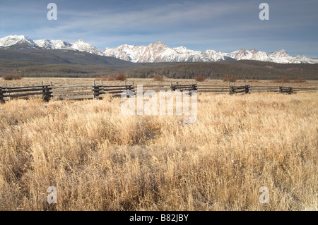 De Montagnes en dents de scie de l'autoroute 75 dans la région de Idaho North America United States Banque D'Images