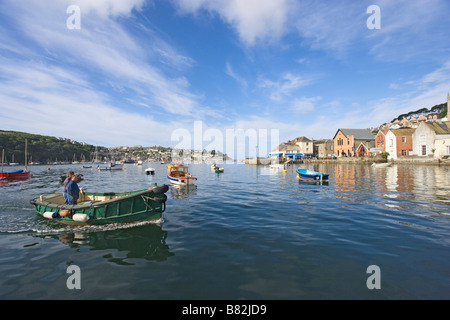 Bateau de pêche du port de Fowey Cornwall passant England Royaume-Uni Banque D'Images