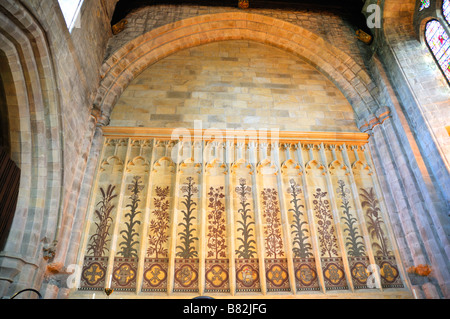 L'église du prieuré dans les ruines historiques de l'ancien prieuré augustinien de St Mary et St Cuthbert à Bolton Abbey, Yorks Banque D'Images