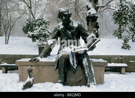 New York City Central Park Statue de Hans Christian Anderson et le vilain petit canard dans une tempête USA Banque D'Images