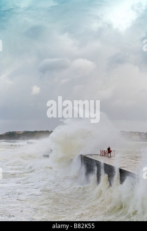 24 janvier 2009 tempête KLaus vagues sur la digue de Socoa Pays Basque France Banque D'Images