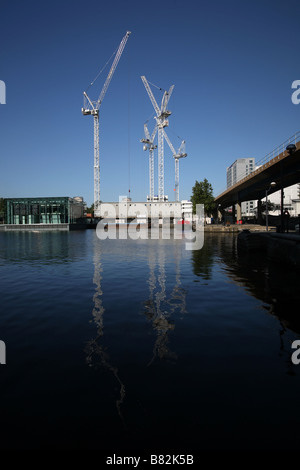 Les grues de construction près de Millwall Dock intérieur Isle of Dogs London Banque D'Images