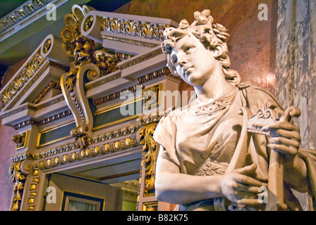 Théâtre National de San José (Teatro Nacional de Costa Rica), statue dans le hall en marbre rose Banque D'Images