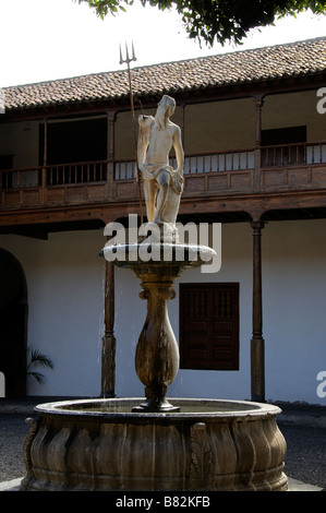 Sculpture dans le parc du monastère de Saint Francisco, dans le centre-ville de Icod de los Vinos Tenerife Banque D'Images