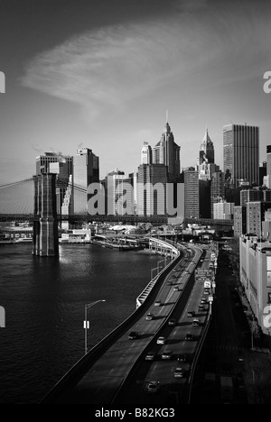 Pont de Brooklyn contre le quartier financier du centre-ville de Manhattan au début de l'heure de pointe du matin. Banque D'Images