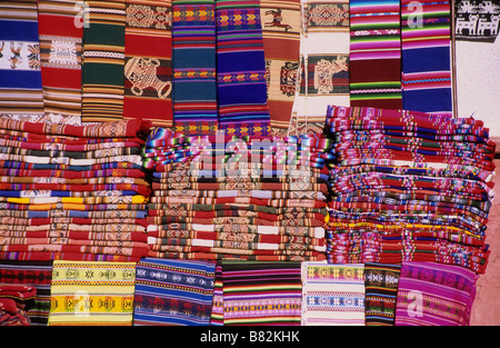 Textiles pour la vente au marché de l'artisanat, La Paz, Bolivie Banque D'Images