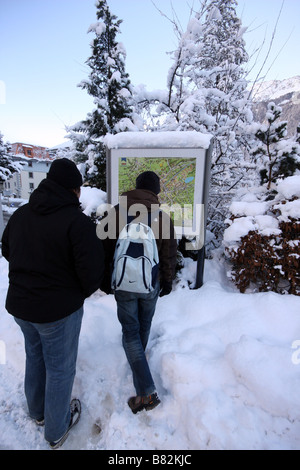 Deux jeunes touristes en regardant une carte à Chamonix Mont Blanc, France Banque D'Images