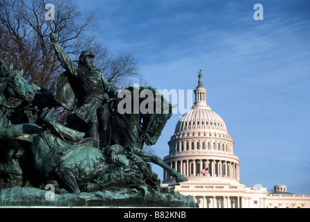 Le Capitole à Washington DC avec les statues de bronze d'Art Banque D'Images