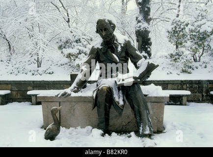 New York City Central Park Statue de Hans Christian Anderson et le laid Duckling dans une tempête de neige. Le Central Park Conservancy. ÉTATS-UNIS Banque D'Images