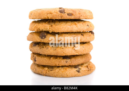 Pile de cookies aux pépites de chocolat isolé sur fond blanc Banque D'Images