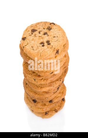 Pile de cookies aux pépites de chocolat isolé sur fond blanc Banque D'Images