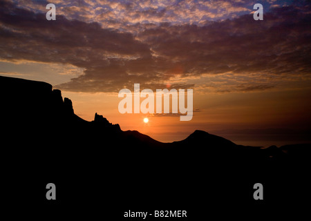 À l'aube avec le paysage spectaculaire Quiraing silhouette sur le Morning Sunrise Banque D'Images