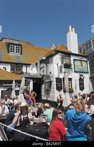 Les gens assis devant le sloop Inn St Ives Cornwall England United Kingdom Banque D'Images