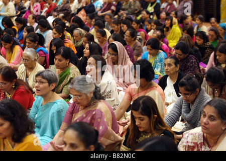 Les femmes célébrant Diwali à Shri Swaminarayan Mandir à Neasden, North West London Banque D'Images