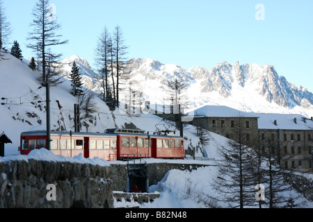 Chemin de fer à crémaillère rouge train arrivant à la gare de train du Montenvers, à côté de la Mer de Glace dans les Alpes Banque D'Images