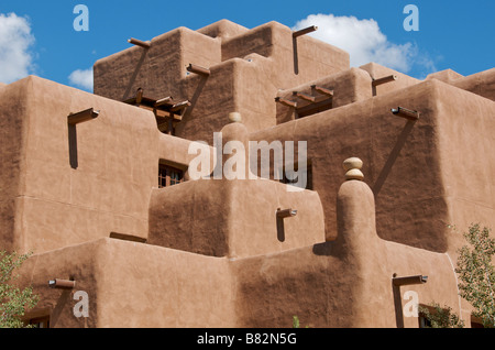 Bâtiment moderne typique de l'architecture d'adobe Santa Fe New Mexico USA Banque D'Images