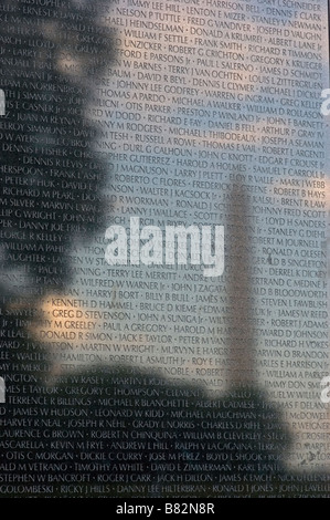 Vietnam War Memorial, Washington D.C. Washington Monument reflété sur le granit noir, soldat noms reflètent dans le ciel, de l'histoire. Banque D'Images