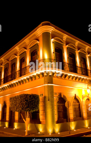 Mexique Mazatlan Sinaloa STATE pastel aux couleurs vives colore building at night près de Plazuela Machado. Vieux Mazatlan Banque D'Images