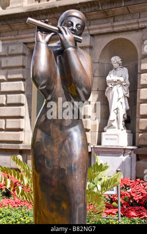 Théâtre National de San José (Teatro Nacional de Costa Rica) statues célébrant la musique Banque D'Images