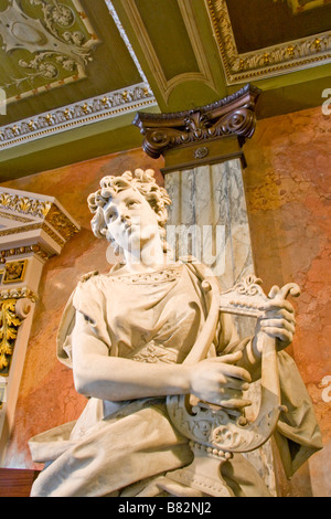 Théâtre National de San José (Teatro Nacional de Costa Rica), statue dans le hall en marbre rose Banque D'Images