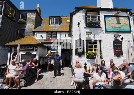 Les gens assis devant le sloop Inn St Ives Cornwall England United Kingdom Banque D'Images