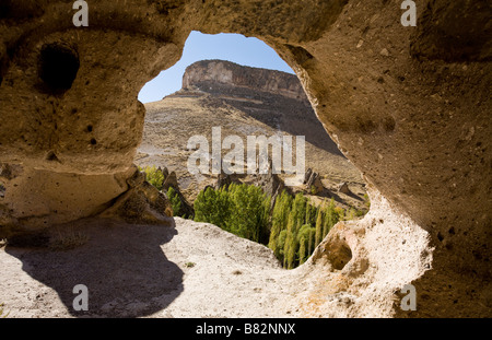 Vue en arc. La Vallée de Soganli y compris l'église à coupole de l'église cachée et encadré par une arche de roche près de la Karabaþ Killise Banque D'Images