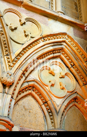 L'église du prieuré dans les ruines historiques de l'ancien prieuré augustinien de St Mary et St Cuthbert à Bolton Abbey, Yorks Banque D'Images