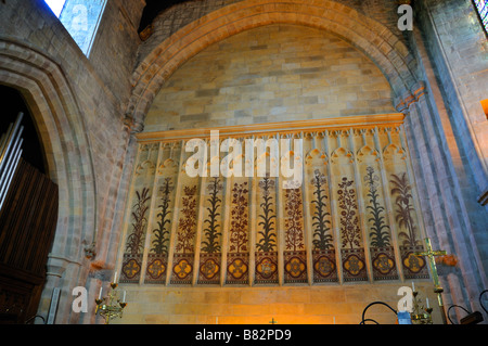 L'église du prieuré dans les ruines historiques de l'ancien prieuré augustinien de St Mary et St Cuthbert à Bolton Abbey, Yorks Banque D'Images