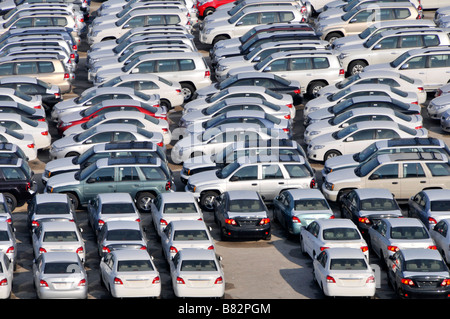 Abu Dhabi à bas gros plan sur le stockage à quai de voitures neuves importées en attente de distribution aux salles d'exposition concessionnaire Banque D'Images
