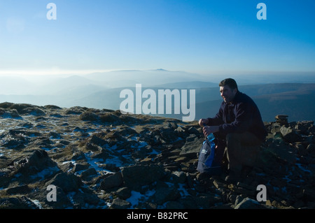 Une marchette détend près de Pen Alt Mawr sur le dessus de la Montagne Noire, le Parc National des Brecon Beacons Powys Pays de Galles Royaume-Uni Banque D'Images