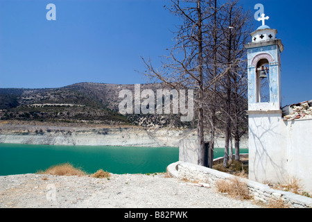 Voir d'Agios Nicolas (Alasa) Église et Kouris Dam lake zone submergée dans le sud de Chypre Banque D'Images