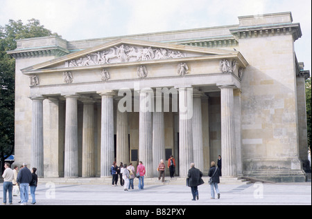 Berlin, Neue Wache, nouveau poste de garde, par K.F.Schinkel, maintenant un mémorial aux victimes du fascisme et du militarisme. Banque D'Images
