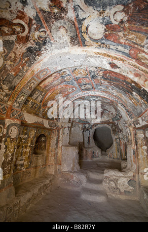 Vers l'autel. La vue de la porte dans le sanctuaire de cette petite église entièrement décorée de fresques Banque D'Images