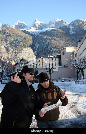 Deux touristes perdus dans Chamonix-Mont-Blanc, en regardant une carte de la ville Banque D'Images