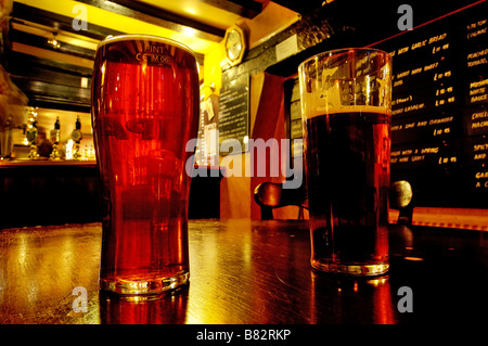 Deux pintes de bière sur une table dans un pub Banque D'Images