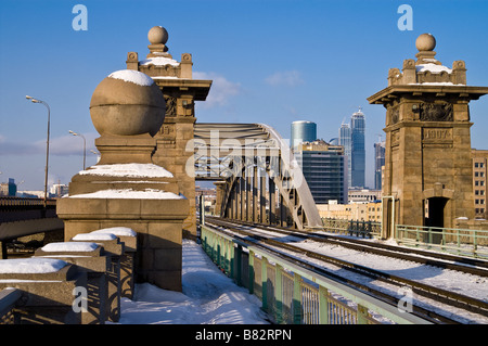 Pont de chemin de fer de Moscou sur une journée d'hiver ensoleillée avec des tours de centre d'affaires international de Moscou dans l'arrière-plan Banque D'Images