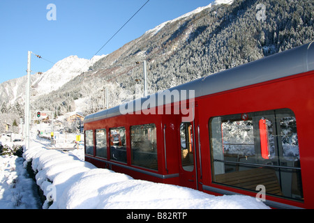 Train à crémaillère red train au départ de Chamonix à la suite du chemin de fer du Montenvers Banque D'Images