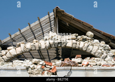 Vue avant sur le revêtement du toit détruit d'Agios Nicolas (Alasa) Église près de Kouris Dam. Le sud de Chypre Banque D'Images