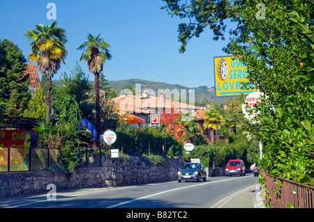 Une rue bordée de palmiers à Lovran Croatie Banque D'Images