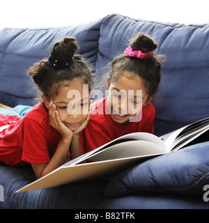 Soeur jumelle de lire un livre sur canapé