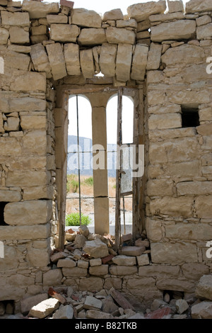 Vue depuis l'abside d'Agios Nicolas (Alasa) Église près de Kouris Dam par fenêtre. Le sud de Chypre Banque D'Images