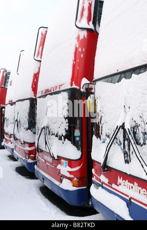 Les bus londoniens couvertes de neige à Willesden Bus Garage, North West London Banque D'Images