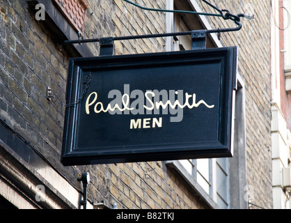 Le signe au-dessus de l'entrée de la boutique Paul Smith men's clothing Shop à Covent Garden, Londres. Jan 2009 Banque D'Images