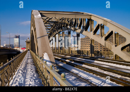 Pont de chemin de fer de Moscou sur une journée d'hiver ensoleillée avec des tours de centre d'affaires international de Moscou dans l'arrière-plan Banque D'Images